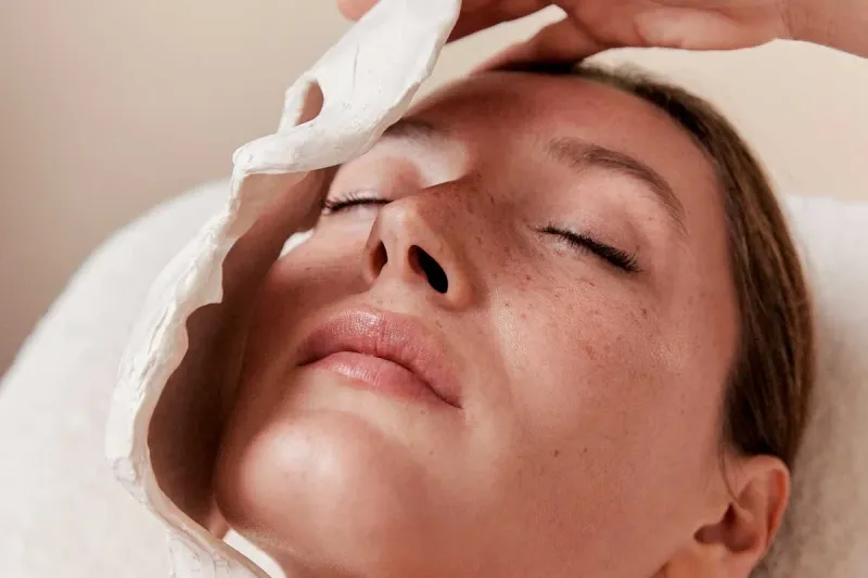 DIE ORIGINALMETHODE MASQUE MODELANT - SCHÖNHEIT, DIE UNTER DIE HAUT GEHT MIT ÉTHODE MOSAÏQUE MODELANTE